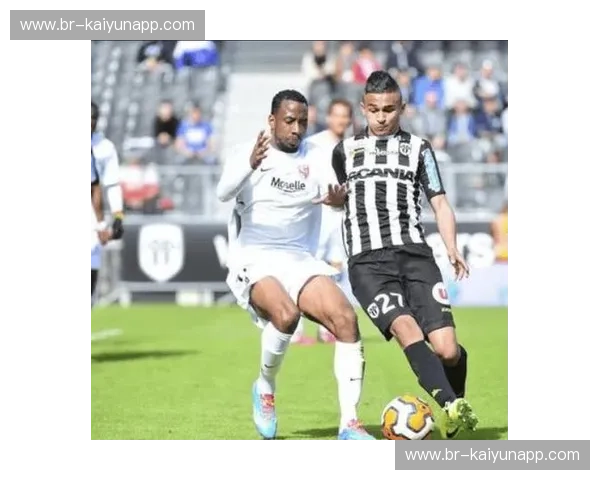 绿茵场上的激情碰撞：马德里竞技与埃瓦尔的历史恩怨与战术博弈